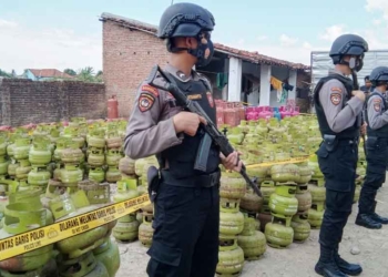 Ilegal, Polisi Gerebek Gudang Gas Elpiji di Cirebon, Ribuan Tabung Dipasang Police Line dan Dijaga Ketat Petugas