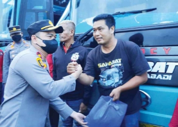Polres-Ciko-Salurkan-Sembako-pada-Sopir-Angkot