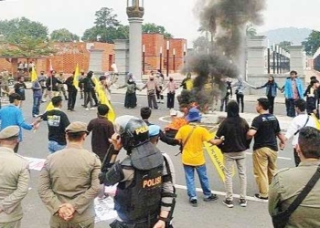 mahasiswa-majalengka-demo-tolak-kenaikan-harga-bbm