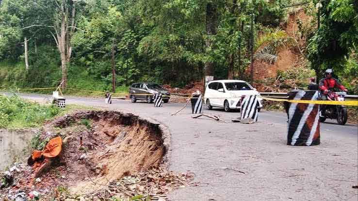 Jalan Maja-Cikijing semakin Memprihatinkan