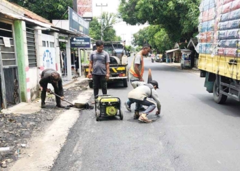 Belum Genap 1 Bulan, Aspal Jalan Plumbon-Kenanga Retak Lagi