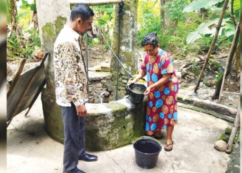 Kuwu-Desa-Seuseupan-Sukia-saat-meninjau-lokasi-sumur