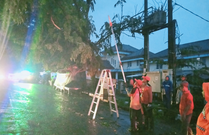 Cuaca Ekstrim Melanda, Jangan Kaget Jika Aliran Listrik Mati