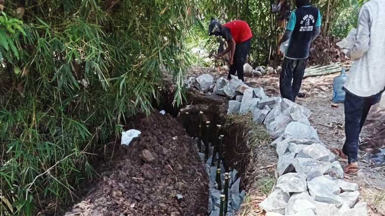 Pemdes-Serang-Perbaiki-Jembatan