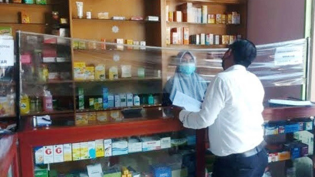 Petugas-Sidak-Apotek