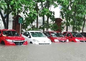 Sejumlah-mobil-yang-terparkir-di-halaman-salah-satu-kampus-UGJ-di-Jalan-Terusan-Pemuda-terendam-banjir