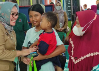 Wakil-Walikota-Cirebon-Eti-Herawati-Berikan-PMT