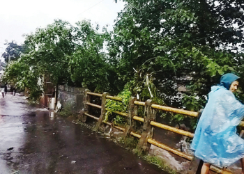 Warga-Memantau-Debit-Air