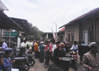 Warga-dari-berbagai-daerah-berduyun-duyun-mendatangi-Kampung-Benda-Kelurahan-Argasunya-Kota-Cirebon