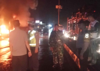 Mobil Carry Pengangkut BBM Terbakar di Arjawinangun Cirebon