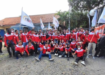 Buruh Pabrik Sepatu Geruduk Kantor Disnakertrans