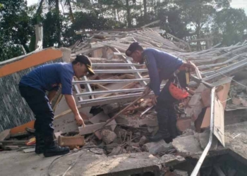 Damkar Bantu Evakuasi Korban Gempa