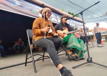 Diana Sastra dan Cheppi Oi Ngamen Bareng di Posko Peduli Cianjur