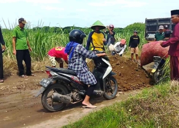 Warga-Dua-Desa-Swadaya-Uruk-Jalan-Berlubang