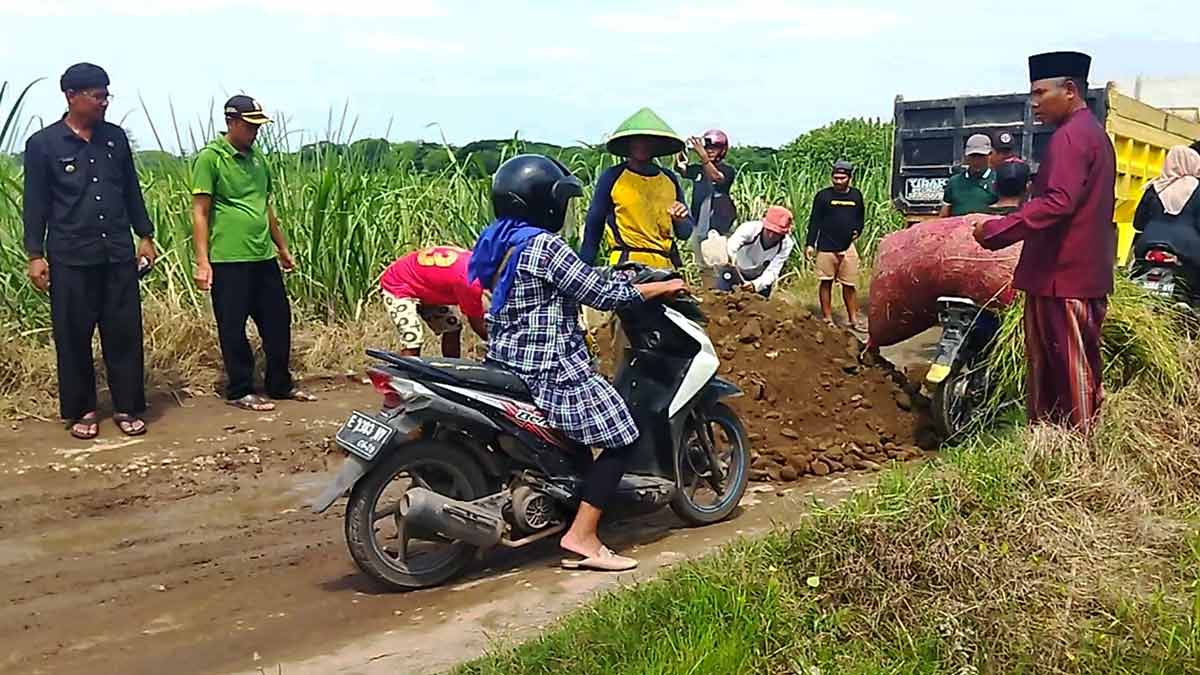 Warga-Dua-Desa-Swadaya-Uruk-Jalan-Berlubang