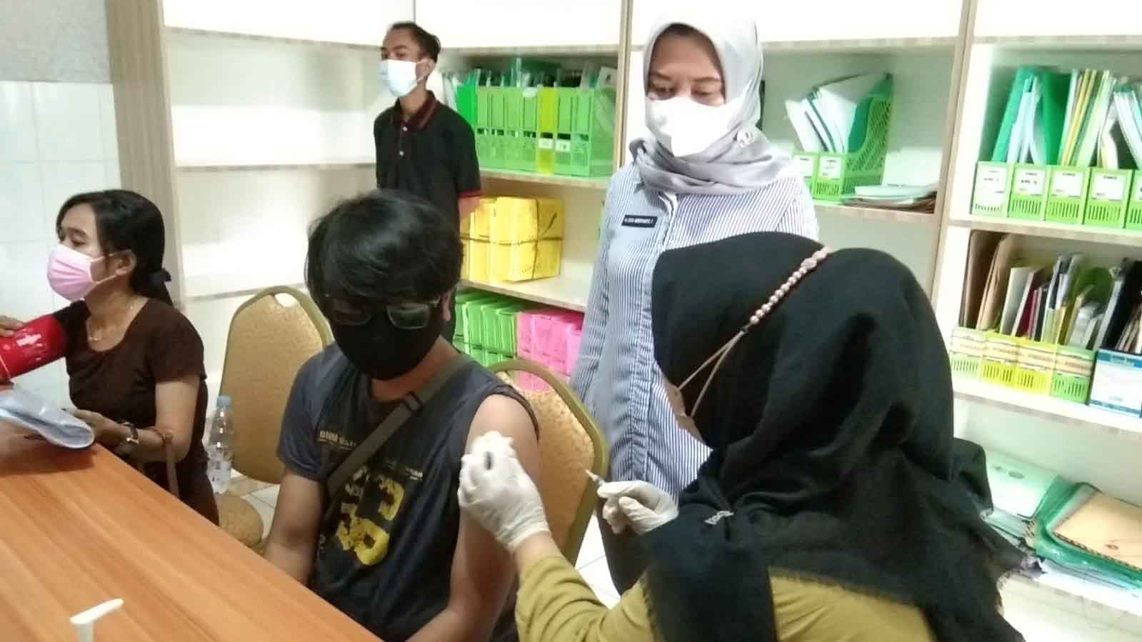 Vaksin Covid-19 di Puskesmas Plumbon Diserbu Masyarakat