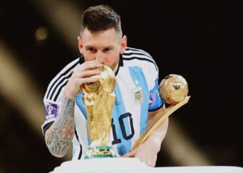 Messi Sandang Status Goat, Cium Trofi Piala Dunia 2022 Qatar, Bagaimana dengan Ronaldo?