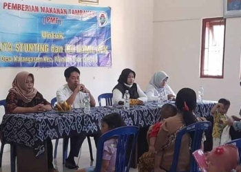 Pemdes Karangasem Bagikan PMT, Ingatkan Masyarakat Terapkan Pola Hidup Sehat