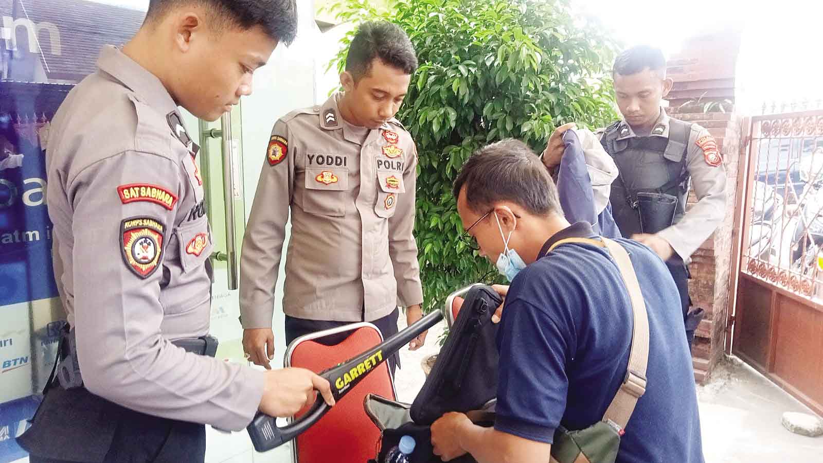 Penjagaan Mapolres Ciko Diperketat, Tak Ingin Bom Bunuh Diri Kembali Terjadi, Tamu Diperiksa Detektor