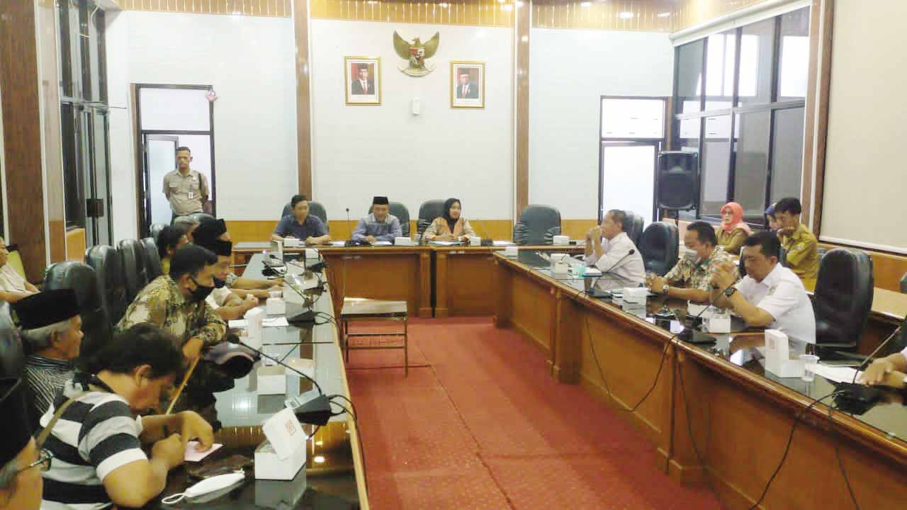 Sengekta Lahan, Komisi I DPRD Kabupaten Cirebon Pertemukan Warga dan PT KAI