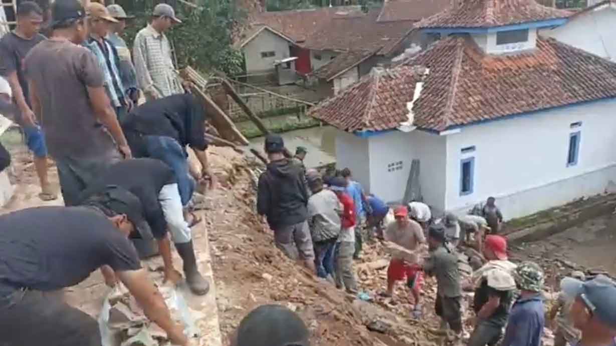 Tiga Rumah Ambruk Diterjang Longsor