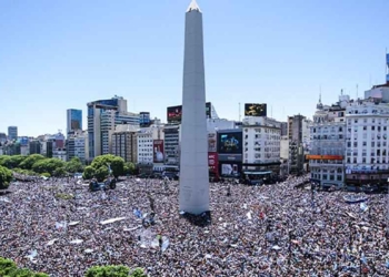 Pawai Juara Piala Dunia 2022 Qatar Chaos, Lionel Messi Cs Dievakuasi Helikopter