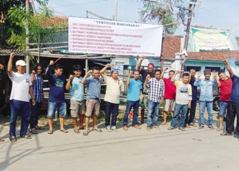 Kuwu Astanajapura Diminta Transparan, Warga Pasang Spanduk Mosi Tidak Percaya dan Sejumlah Tuntutan