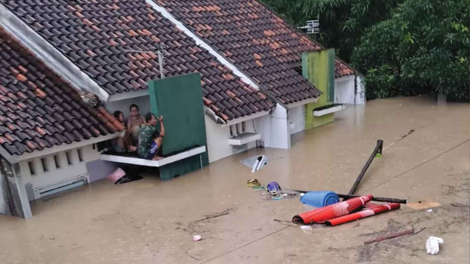 Kakek 60 Tahun Meninggal Dunia Terjebak Dalam Kamar Saat Banjir Bandang Menerjang Perumahan di Tembalang Semarang