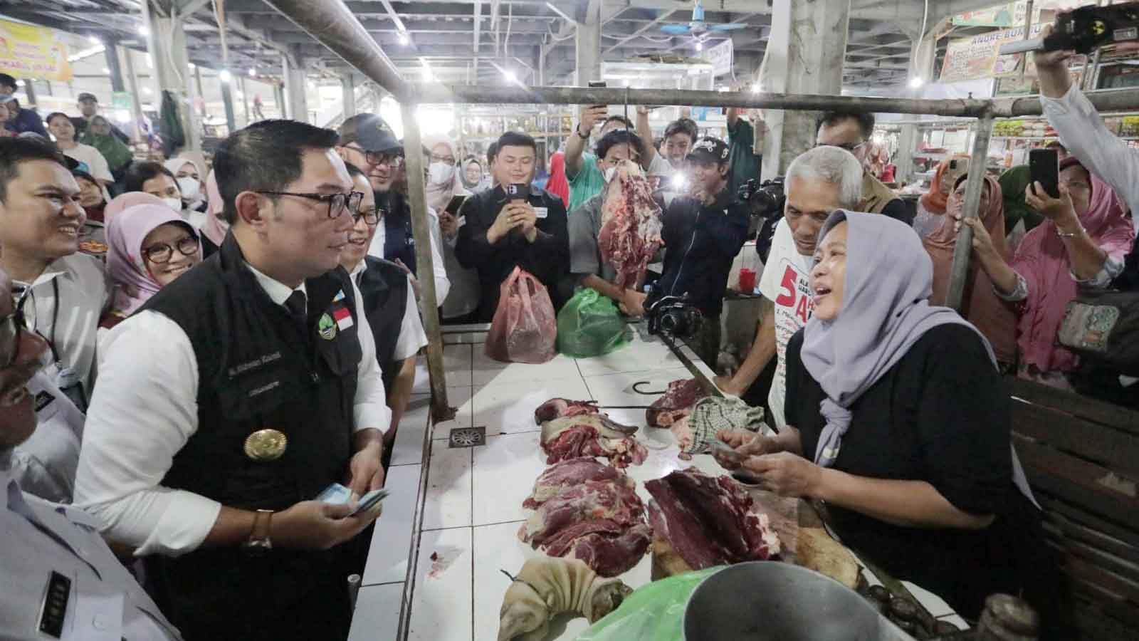 Antisipasi Inflasi, Gubernur Jawa Barat Ridwan Kamil Tinjau Pasar Pasalaran Cirebon