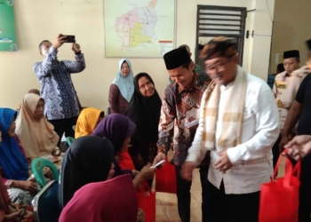 Bupati Cirebon Bagikan Santunan untuk Jompo, Desa Wanasaba Kidul Diimbau Buat Tulisan Sejarah Masjid Pusaka Gerilya