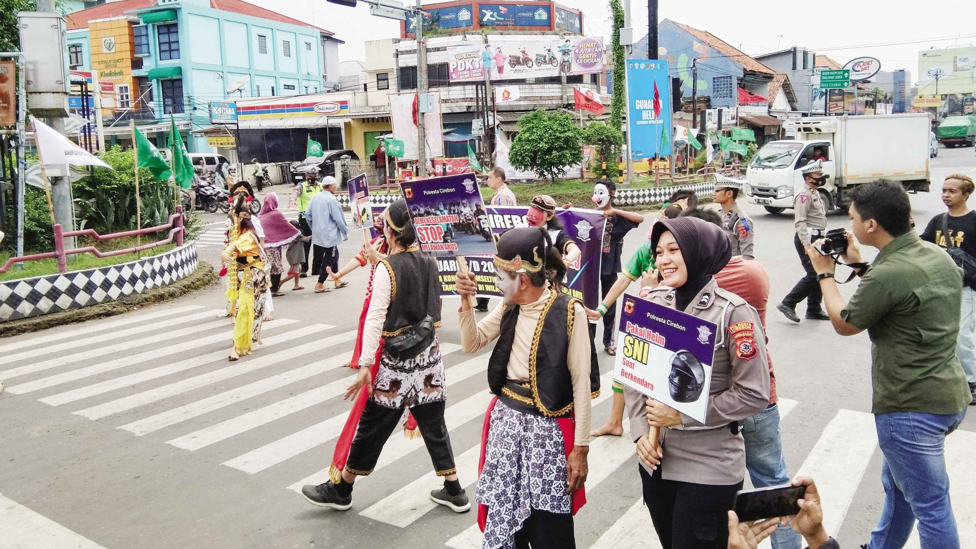 Edukasi Keselamatan Berlalu Lintas Libatkan Punakawan, Sejumlah Pengendara Tak Pakai Helm Diberhentikan