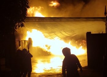 Selasa Dini Hari, Api Masih Berkobar Membakar Pabrik Kasur di Cirebon, Ledakan Kerap Terdengar