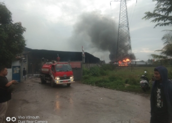 Sudah 12 Jam Api Masih Membakar Pabrik Kasur di Arjawinangun Cirebon, Kobaran di Tempat Penyimpanan Bahan Kimia Sulitkan Petugas