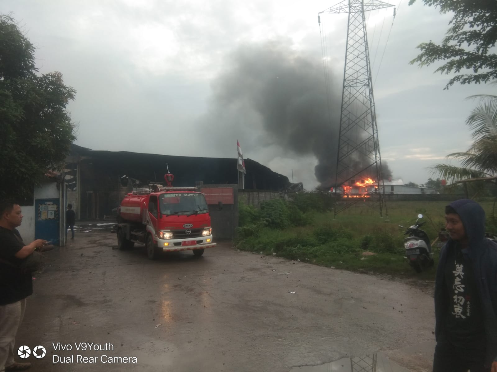 Sudah 12 Jam Api Masih Membakar Pabrik Kasur di Arjawinangun Cirebon, Kobaran di Tempat Penyimpanan Bahan Kimia Sulitkan Petugas