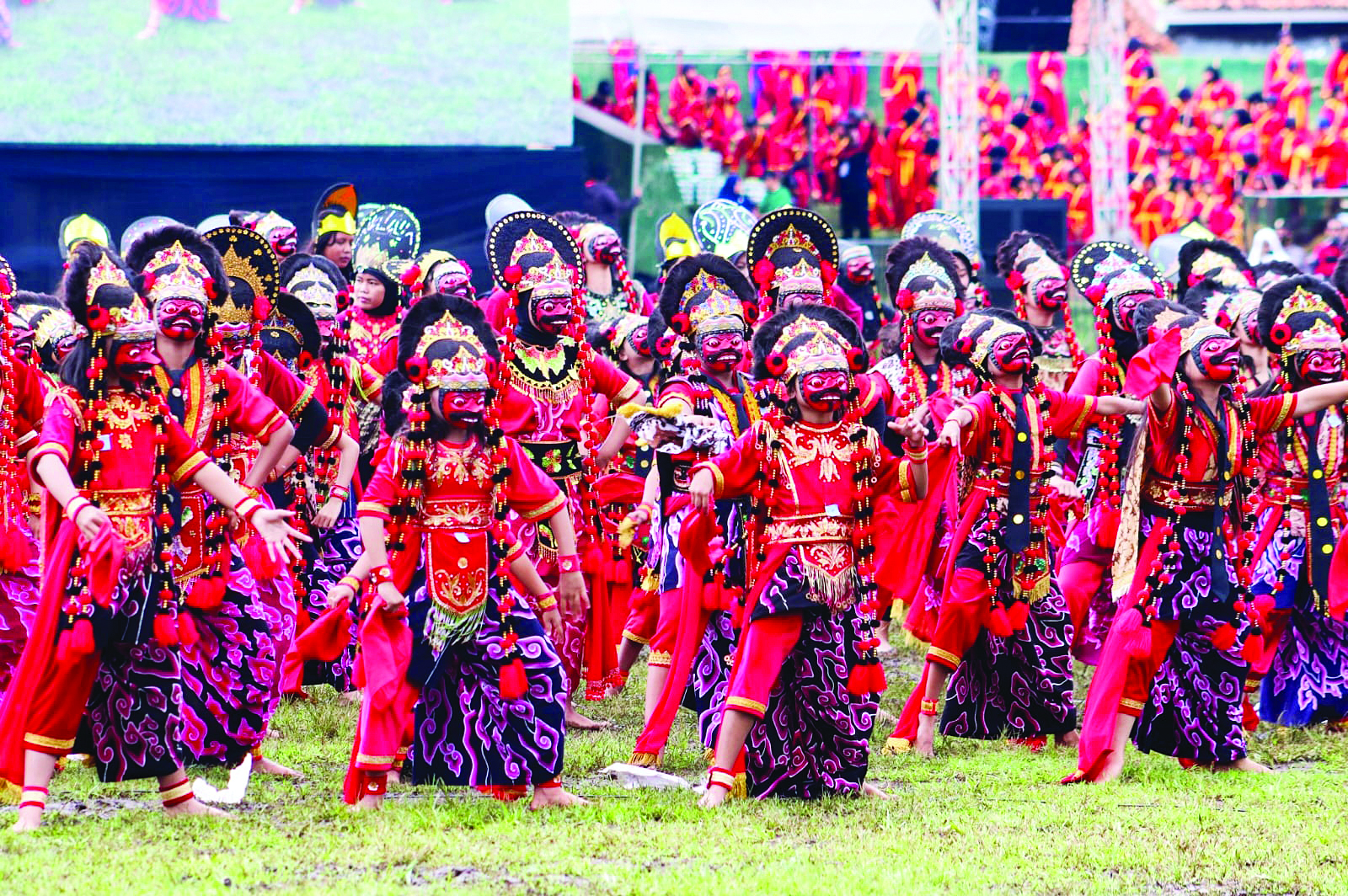Ratusan Penari Topeng Kelana Cilik Pukau Menteri PMK di Muswil ke 21 Muhammadiyah Jabar