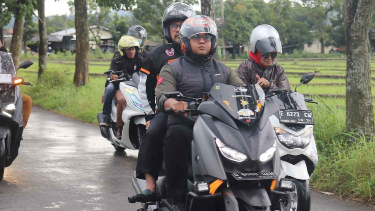 Bupati Cirebon Mubeng, Rela Tembus Derasnya Hujan dengan Sepeda Motor, Sapa Warga, Pantau Harga Hingga Berikan Bantuan