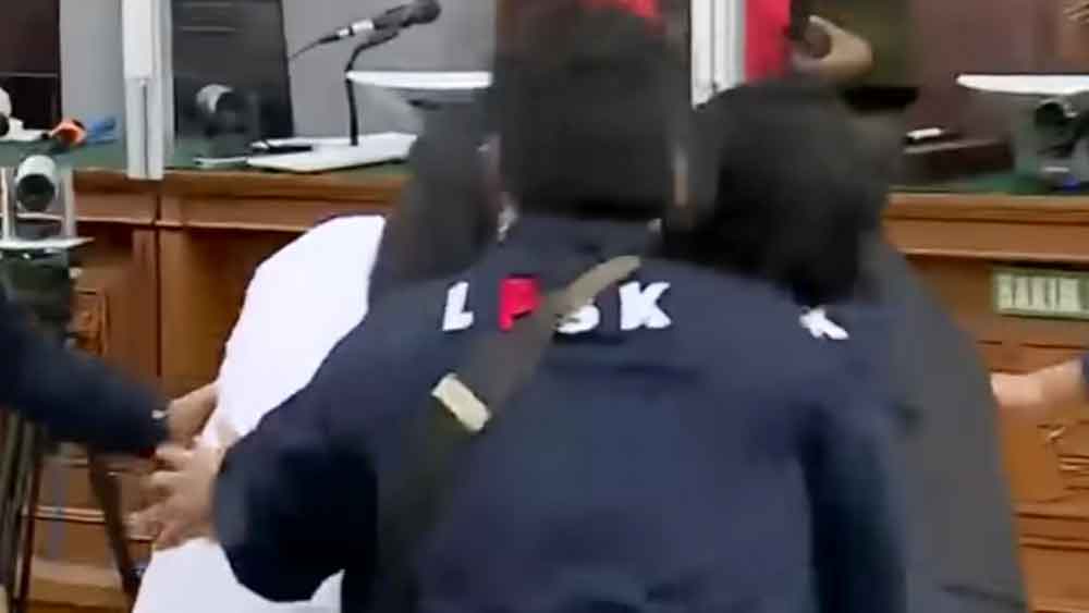 Bharada Eliezer Dikerubuti Pria Berbadan Tegap, Pintu Sidang Didobrak