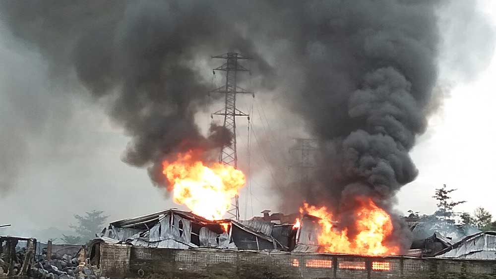 17 Jam Api Masih Ngamuk Bakar Pabrik Kasur di Cirebon, Damkar Kerahkan 25 Armada, 240 Karyawan Terancam Kehilangan Pekerjaan