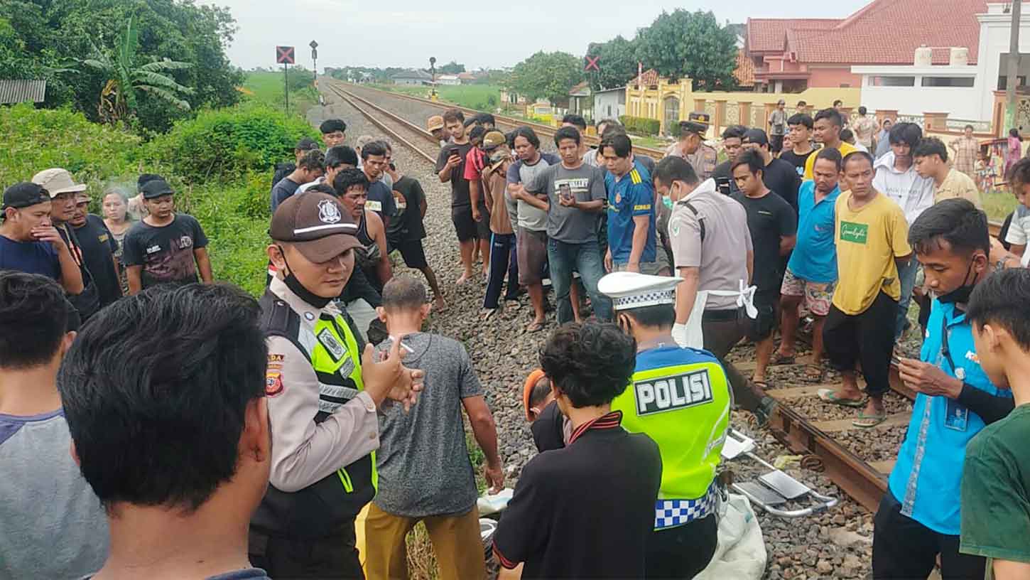Kecelakaan di Cirebon, Dua Kurir Paket Tewas Mengenaskan Ditabrak KA di Arjawinangun