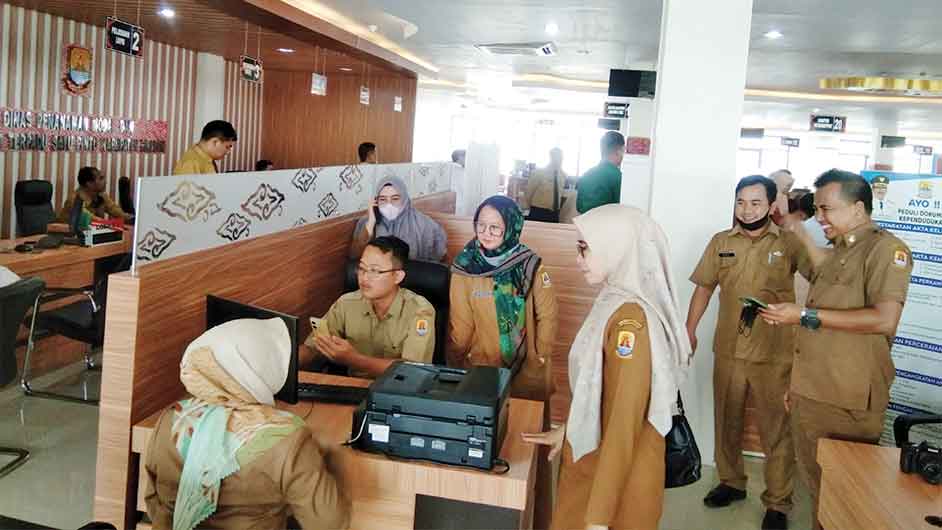 Disdukcapil Kabupaten Cirebon Kenalkan IKD, Warga Bisa Aktivasi KTP Digital di Kecamatan