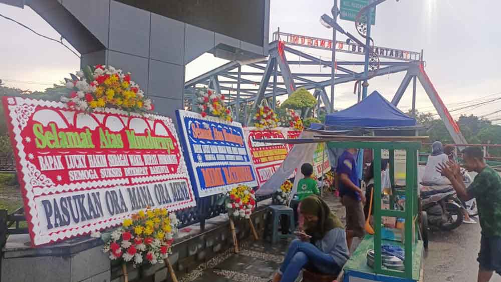 Siang Ini DPRD Indramayu Panggil Lucky Hakim, Karangan Bunga Ucapan Selamat Wabup Indramayu Mundur Bertebaran