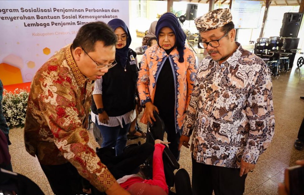 LPS Salurkan Bantuan Sosial untuk Penyandang Disabilitas di Kabupaten Cirebon
