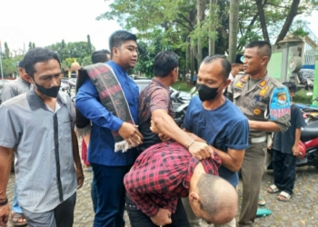 Dikepung Jemaah, Terduga Pelaku Pencuri Sepatu dan Sandal Saat Salat Jumat Tertangkap