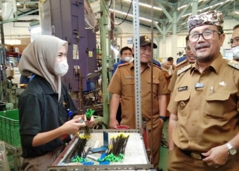 Bupati Imron Lakukan Sidak, Pastikan Perusahaan di Cirebon Bayar Upah Sesuai UMK, Segini Besarannya