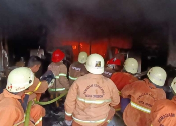 Kebakaran di Cirebon, Ruko Pakaian di Pasuketan Cirebon Dilalap Si Jago Merah