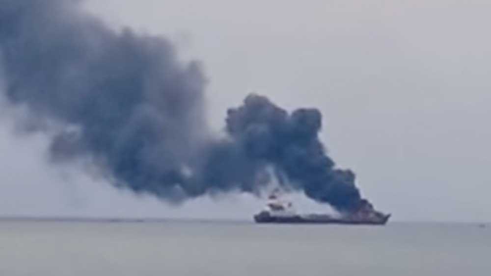 Kebakaran Kapal Tanker Pertamina Pengangkut BBM Pertalite Padam, Pasang Oil Boom Antisipasi Ceceran Minyak