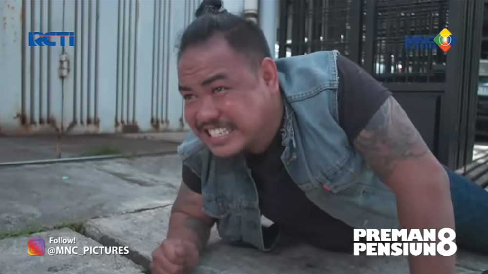 Preman Pensiun 8 Episode 7, Taslim Dihajar Lalu Motornya Dirampas, Iding Tumbang di Tengah Jalan