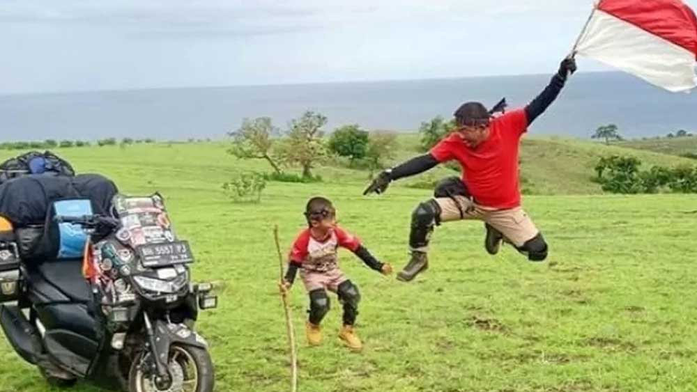 Viral Ayah dan Anak Naik Motor dari Jambi ke Mekah