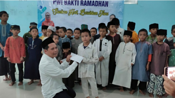 PWI Jabar Santuni 1300 Yatim Piatu