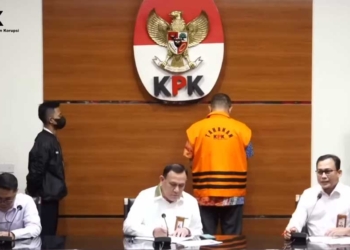Resmi Ditahan KPK, Rafael Alun Trisambodo Pakei Jaket Orange dan Diborgol